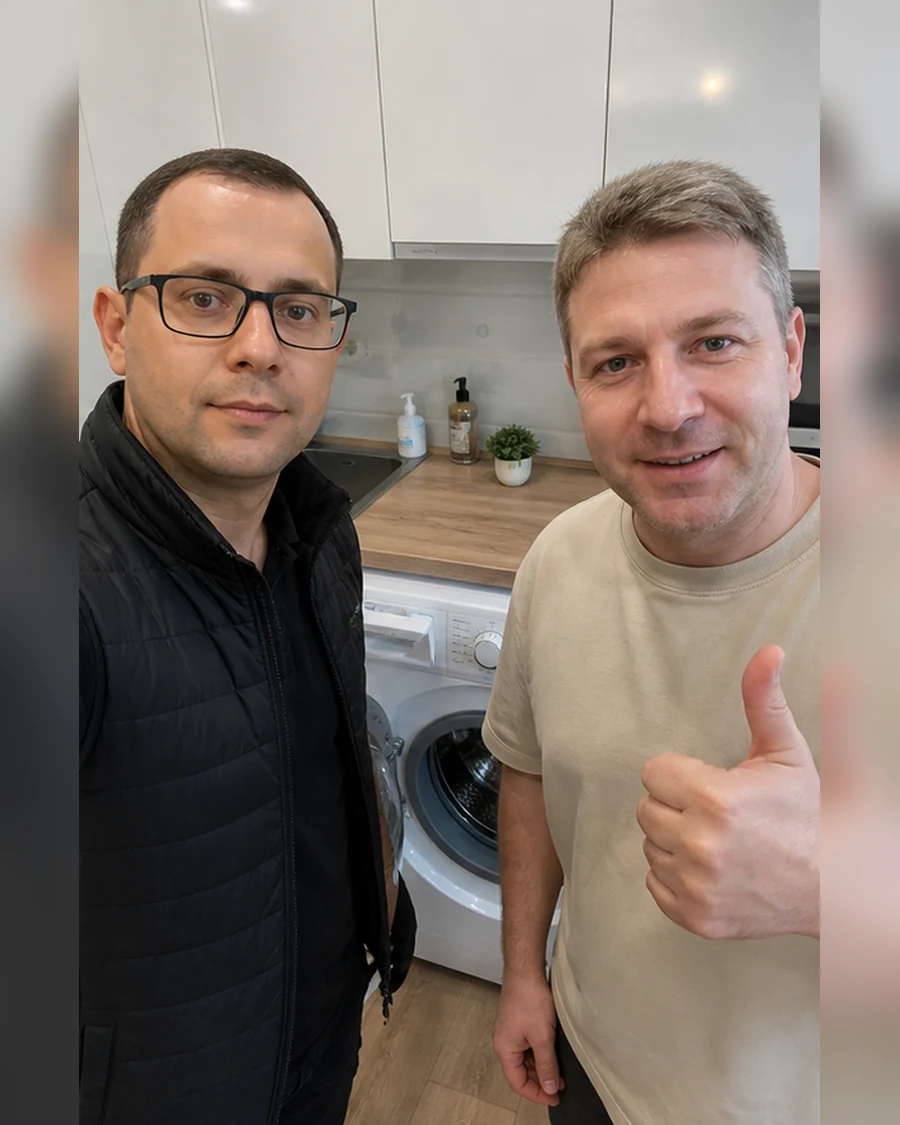 Мастер РЕМТЕХ после ремонта стиральной машины у клиента
